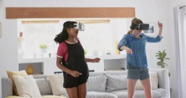 Evde oynayan ve VR kulaklık takan çeşitli genç bayan arkadaşlar, yavaş çekim. Aile hayatı, arkadaşlık, teknoloji ve yaşam tarzı, değişmedi..