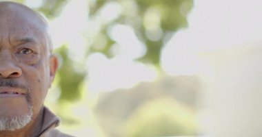 Evdeki balkonda, ormanın üzerinde, yavaş çekim, kopya uzayı olan mutlu yaşlı çiftçi portresi. Ev hayatı, emeklilik ve yaşam tarzı, değişmedi..