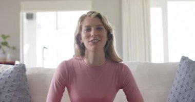 Kafkasyalı mutlu bir kadının portresi ve evde video görüşmesi, yavaş çekim. Ev hayatı, teknoloji ve yaşam tarzı, değişmedi..
