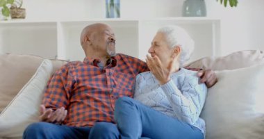 Mutlu son sınıf melez çiftin portresi koltukta oturup, evde kucaklaşıp sohbet ediyorlar, ağır çekimde. Ev hayatı, emeklilik ve yaşam tarzı, değişmedi..