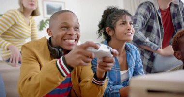 Kanepede oturup evde video oyunu oynayan çeşitli genç arkadaşlar grubunuz kutlu olsun. Gen Z, arkadaşlık, takılma, teknoloji ve yaşam tarzı, değişmemiş..