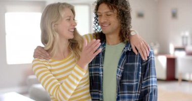 Mutlu çift portresi kucaklaşması ve evde oynaması, yavaş çekim. Ev hayatı ve yaşam tarzı değişmedi..