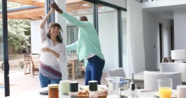 Mutlu ve olgun çiftler eğleniyor, mutfakta birlikte dans ediyorlar, fotokopi çekiyorlar, yavaş çekimde. Romantizm, ilişki, birliktelik, ev hayatı ve yaşam tarzı, değişmemiş..