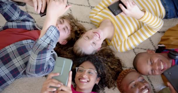 Felice Gruppo Eterogeneo Amici Adolescenti Che Utilizzano Smartphone Sdraiati Sul — Video Stock