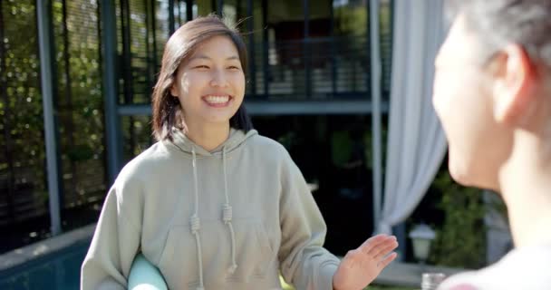 Heureux Amis Asiatiques Féminines Avec Tapis Exercice Bouteille Eau Riant — Video