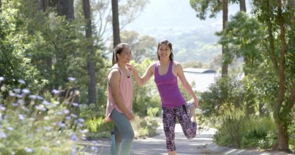 晴れた日の森の近くに広がるハッピーアジアの女性の友人 ゆっくりとした動き フィットネス 健康的なライフスタイル 変わらない — ストック動画