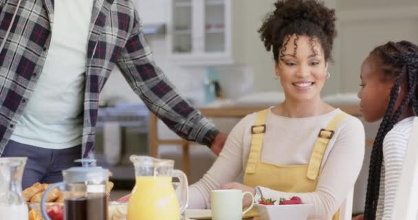 Ευτυχισμένοι Αφροαμερικανοί Γονείς Και Κόρη Τρώνε Πρωινό Στο Τραπέζι Αργή — Αρχείο Βίντεο