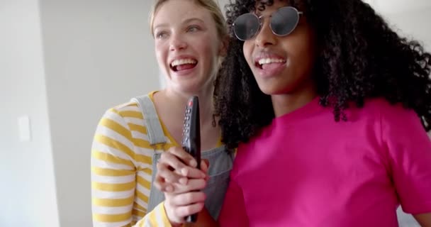 Vrolijk Divers Tienervriendinnen Dansen Zingen Karaoke Thuis Slow Motion Huiselijk — Stockvideo