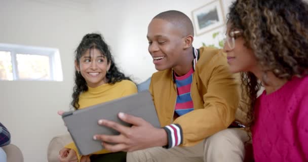 Tablet Kullanan Evde Konuşan Mutlu Bir Grup Genç Arkadaş Yavaş — Stok video