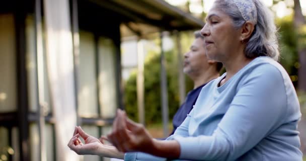 Concentrat Diverse Cupluri Seniori Care Practică Meditația Yoga Grădină Pensionarea — Videoclip de stoc