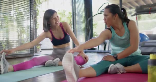 Glückliche Asiatische Freundinnen Dehnen Und Lächeln Sonnigen Heim Fitnessstudio Zeitlupe — Stockvideo