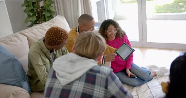 10代の友人の幸せな多様なグループは タブレットを使用して 自宅で話す 遅い動き Gen ハングアウト 技術とライフスタイル 変更されていない — ストック動画