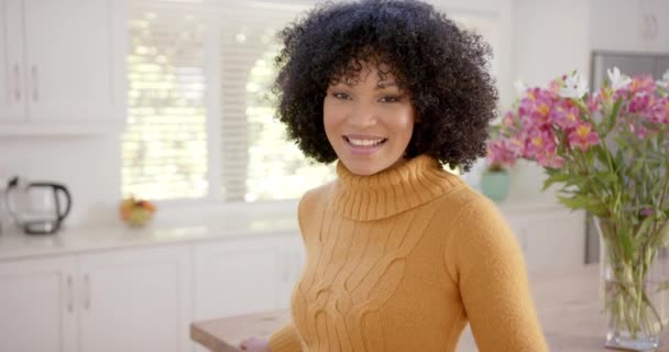 Портрет Счастливой Африканской Американки Вьющимися Волосами Дома Замедленная Съемка Семейная — стоковое видео