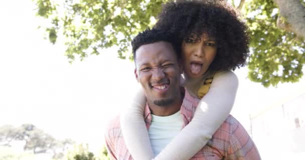 Porträt Eines Glücklichen Afrikanisch Amerikanischen Paares Das Sich Hause Garten — Stockvideo