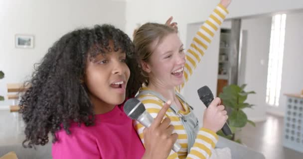 Portrét Šťastných Mladistvých Přítelkyň Tančících Zpívajících Doma Zpomalený Film Domácí — Stock video