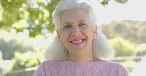 Retrato Una Mujer Birracial Mayor Feliz Balcón Casa Cámara Lenta — Vídeo de stock