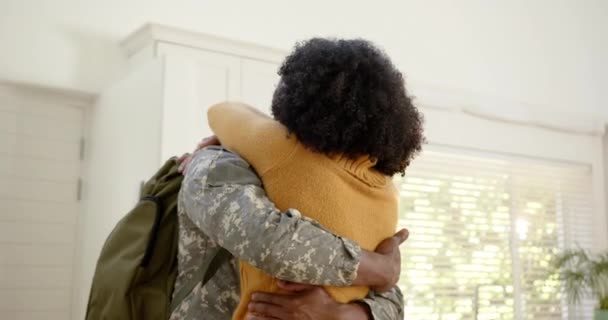 ハッピーアフリカ系アメリカ人男性兵士が妻を自宅で抱きしめ ゆっくりとした動きをしています 家庭生活 愛国心 ライフスタイル 変わらない — ストック動画