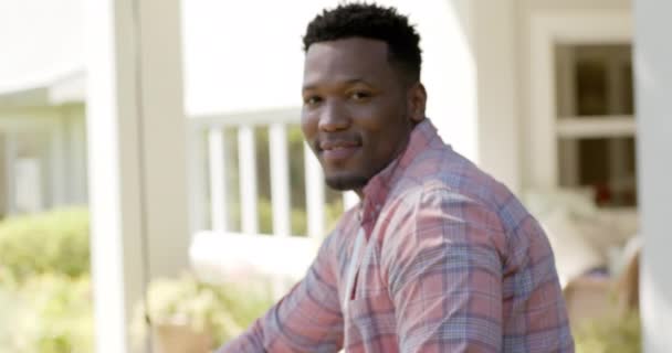 Porträtt Lycklig Afrikansk Amerikansk Man Med Kort Hår Trädgården Hemma — Stockvideo