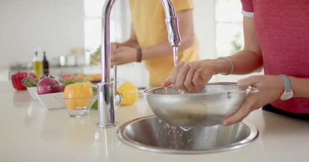 Casal Diverso Preparando Lavando Verduras Frescas Cozinha Câmera Lenta Saudável — Vídeo de Stock