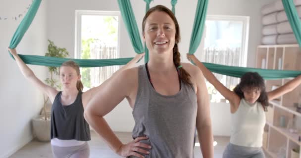 Glad Diverse Fitness Tonårstjejer Tränar Antenn Yoga Klass Med Kvinnlig — Stockvideo