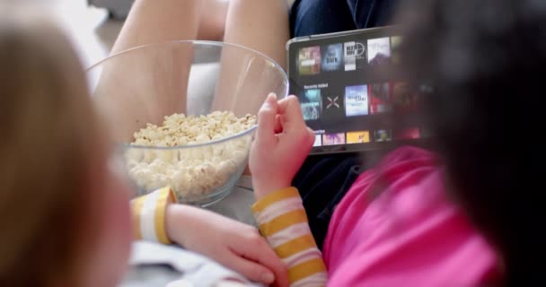 Diverse Amiche Adolescenti Che Usano Tablet Con Film Mangiano Popcorn — Video Stock