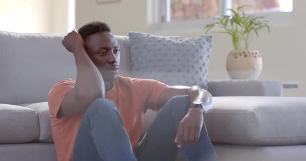 Homem Afro Americano Preocupado Sentado Pensar Sala Estar Ensolarada Câmara — Vídeo de Stock