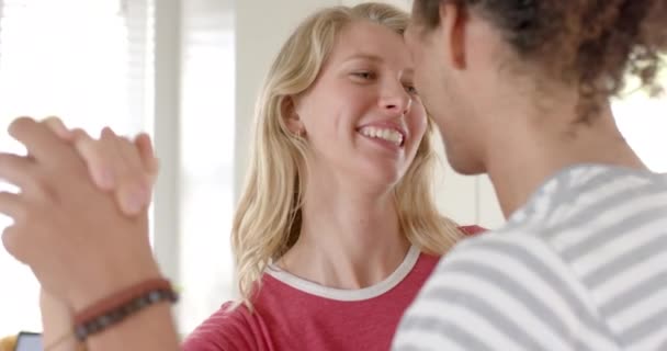 Heureux Couple Diversifié Regardant Dansant Maison Ralenti Vie Domestique Joie — Video