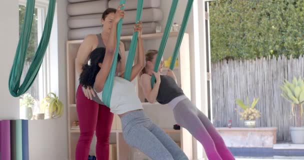 Vielfältige Fitness Teenager Mädchen Aerial Yoga Kurs Mit Trainerin Großen — Stockvideo