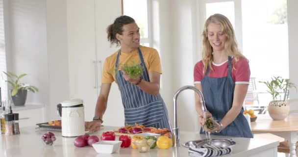 Szczęśliwa Zróżnicowana Para Gotowanie Wyrzucanie Odpadów Kuchni Zwolnione Tempo Życie — Wideo stockowe