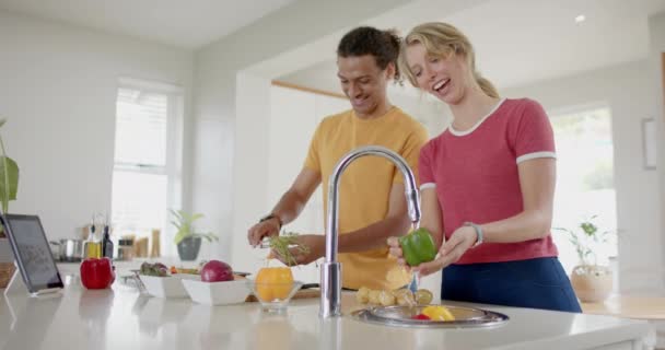 Feliz Casal Diversificado Preparar Lavar Legumes Frescos Cozinha Com Tablet — Vídeo de Stock