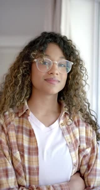 Vídeo Vertical Retrato Feliz Adolescente Birracial Con Pelo Rizado Casa — Vídeo de stock