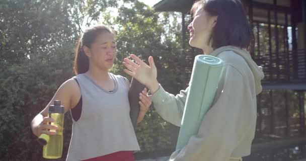 Šťastné Asijské Přítelkyně Rohožemi Cvičení Láhve Vodou Smích Terase Zpomalení — Stock video