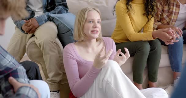 10代の友人の思慮深い多様なグループは 自宅で話すこと ゆっくりとした動きで会う Z世代 ハングアウト テクノロジー セラピー ライフスタイル — ストック動画