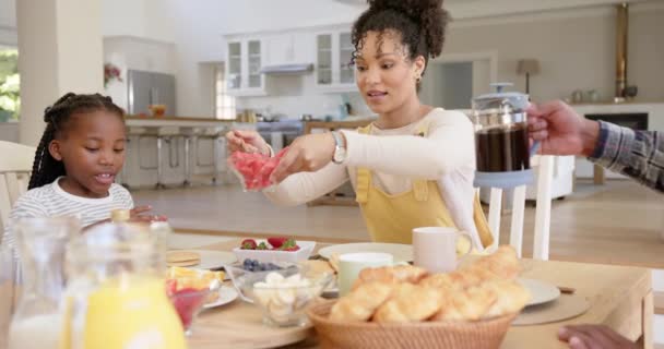 Ευτυχισμένοι Αφροαμερικανοί Γονείς Και Κόρη Τρώνε Πρωινό Στο Σπίτι Αργή — Αρχείο Βίντεο