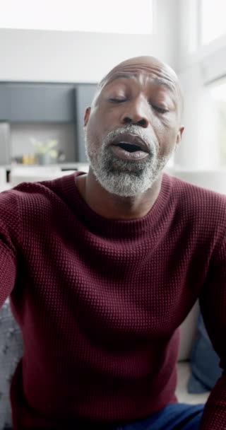 Mutlu Afro Amerikan Bir Adamın Sallayan Video Görüntülerinin Olduğu Dikey — Stok video