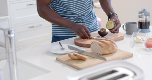 Африканский Американец Готовит Тосты Авокадо Солнечной Кухне Замедленная Съемка Home — стоковое видео
