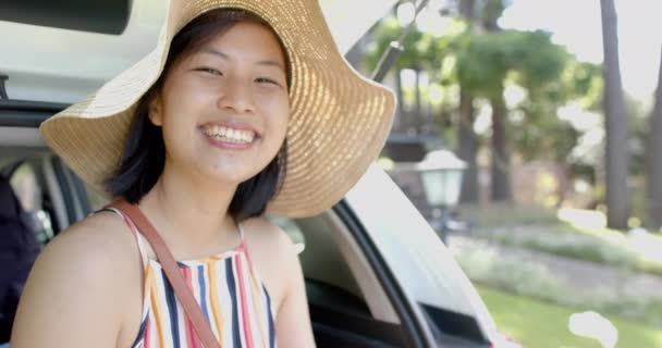 Mulher Asiática Feliz Com Chapéu Sol Sentado Porta Malas Carro — Vídeo de Stock