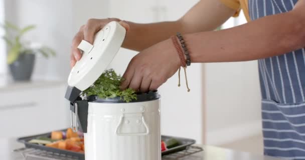 Masasında Taze Sebzeleri Olan Melez Bir Adam Mutfağa Çöp Atıyor — Stok video