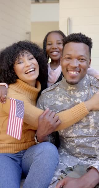 Vídeo Vertical Retrato Feliz Soldado Afro Americano Com Família Casa — Vídeo de Stock