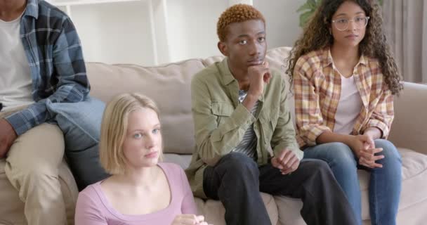 Grupo Diverso Cuidadoso Amigos Adolescentes Reunião Conversando Casa Câmera Lenta — Vídeo de Stock
