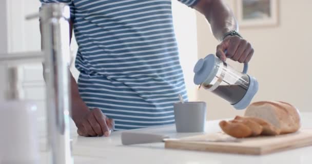 Африканский Американец Наливает Кофе Чашку Солнечной Кухне Замедленная Съемка Дом — стоковое видео