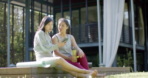 Щасливі Азіатські Друзі Пляшкою Води Смартфоном Посміхаються Терасі Повільний Рух — стокове відео