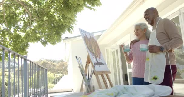 Щаслива Старша Подружня Пара Малює Каву Балконі Вдома Повільний Рух — стокове відео