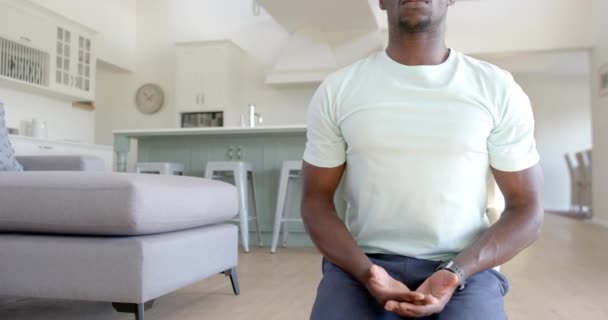 Homem Afro Americano Focado Praticando Meditação Ioga Sala Estar Ensolarada — Vídeo de Stock