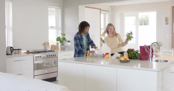 Glückliches Paar Beim Auspacken Von Einkaufstüten Zeitlupe Häusliches Leben Ernährung — Stockvideo