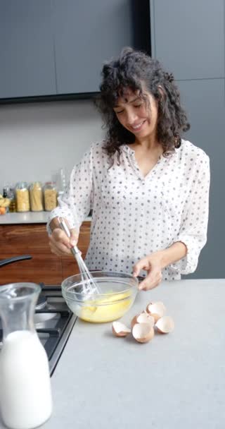 Вертикальное Видео Счастливой Взрослой Кавказки Взбивающей Яйца Кухне Дома Замедленная — стоковое видео