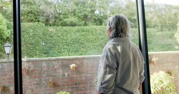 Felice Coppia Anziani Biracial Abbracciando Alla Finestra Casa Pensionamento Tempo — Video Stock