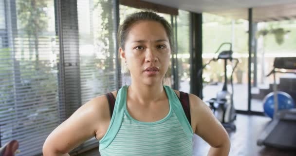 Ciddi Bir Asyalı Kadın Kollarıyla Kameraya Bakıyor Sunny Home Spor — Stok video