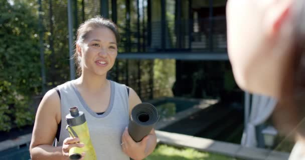 Щасливі Азіатські Друзі Жінки Тренувальним Килимком Пляшкою Води Обговорюють Терасі — стокове відео