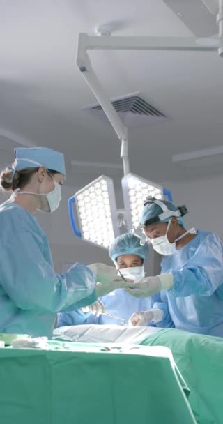 Vertikales Video Diverser Chirurginnen Die Patientin Operationssaal Operieren Zeitlupe Medizin — Stockvideo